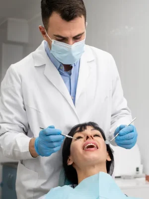 imgi_16_dentista-esta-revisando-al-paciente_23-2149206256